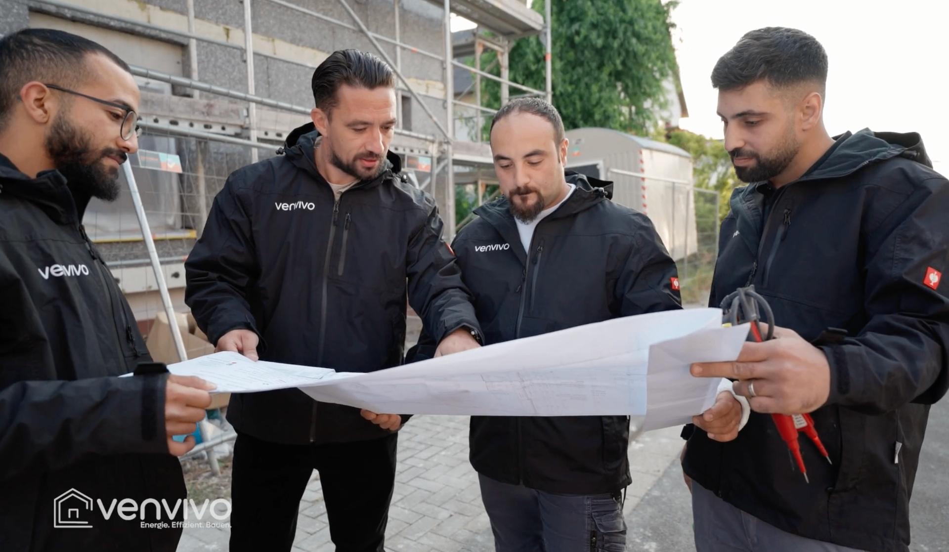venvivo Team bespricht Bauplan auf der Baustelle