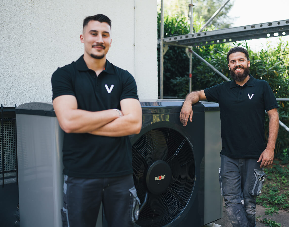 Venvivo-Team vor einer installierten Wärmepumpe